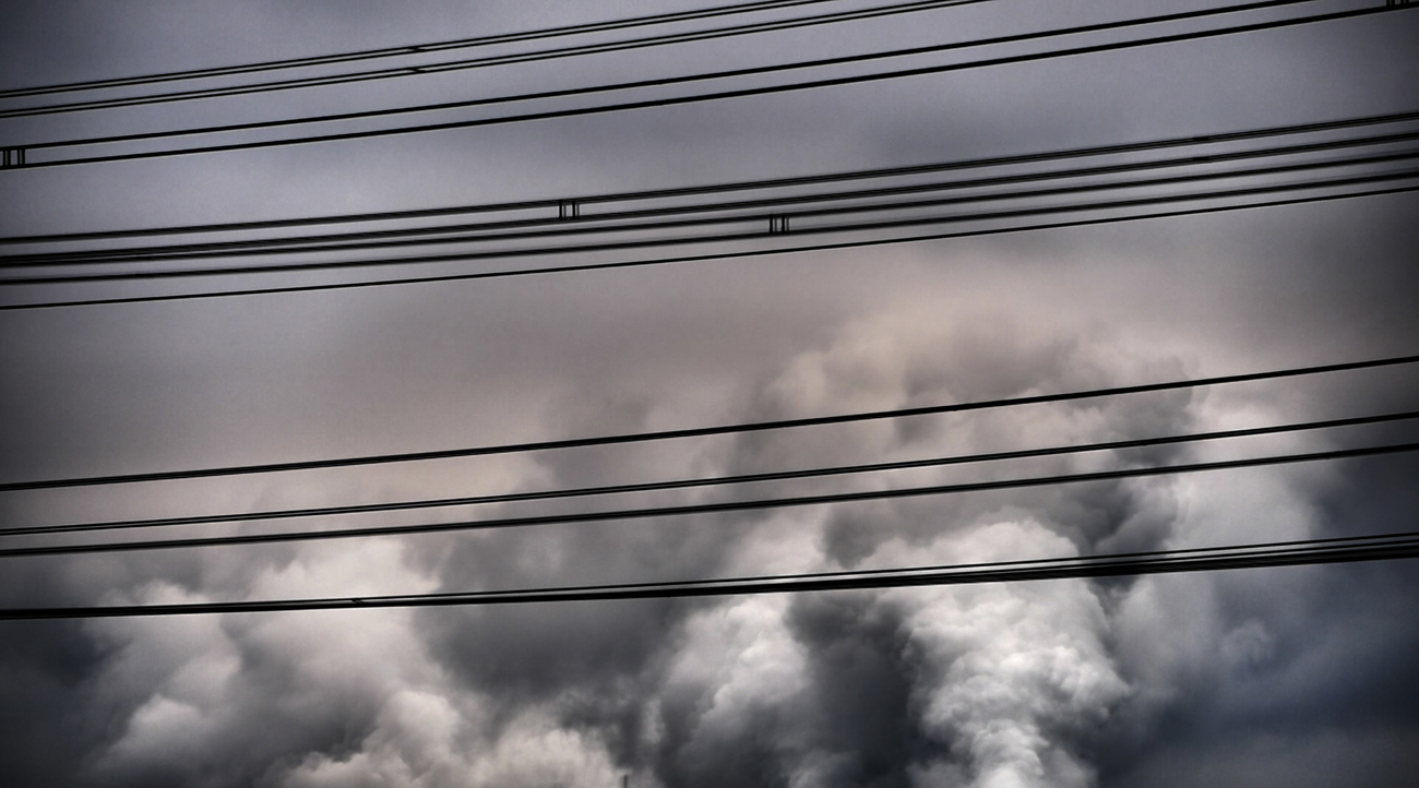 nb Stromleitung vor Wolken