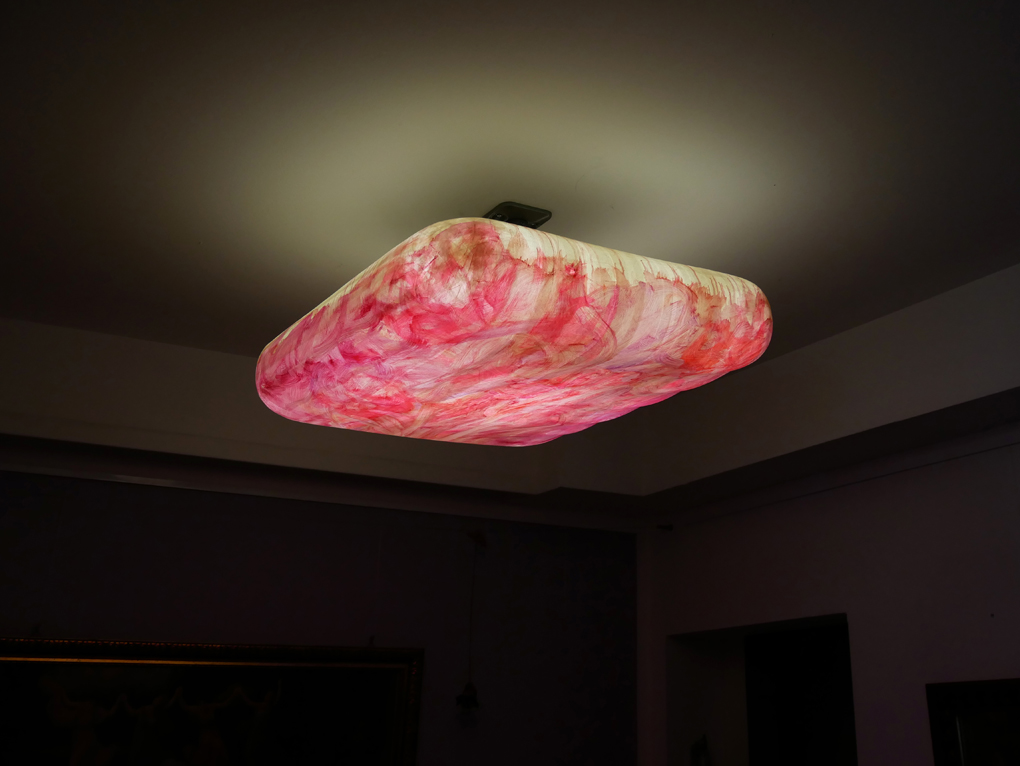 Decken-Leuchtobjekt – Ölfarbe auf Papier, 84 x 84 x 23 cm I 2023
