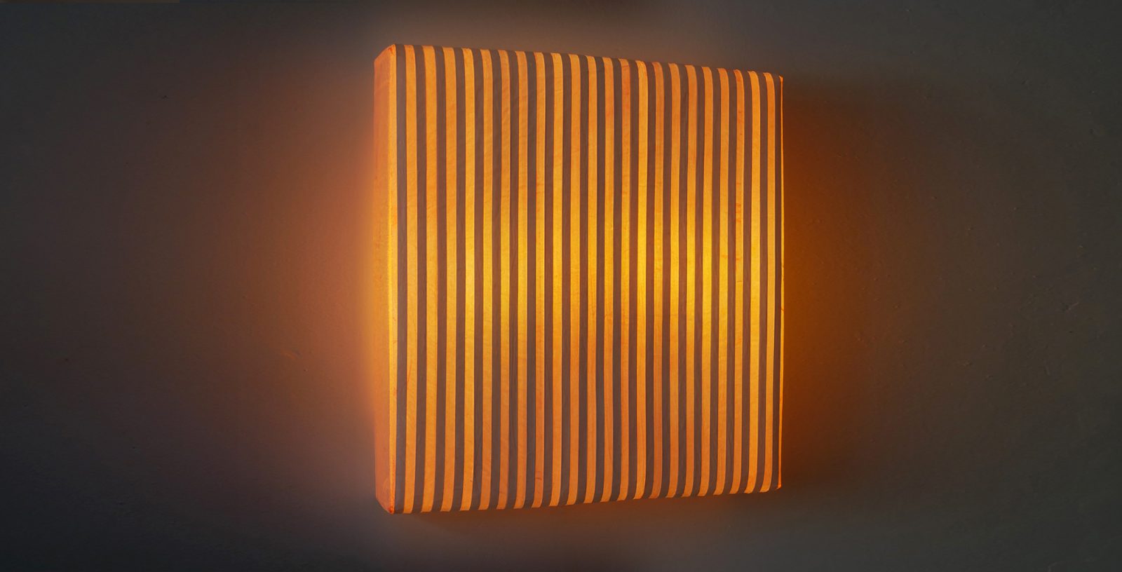 Leuchtobjekt - Papier, Ölfarbe, Rückwand aus Holz, 80 x 80 x 18 cm I 2017
beleuchtet: orange, unbeleuchtet: weiss